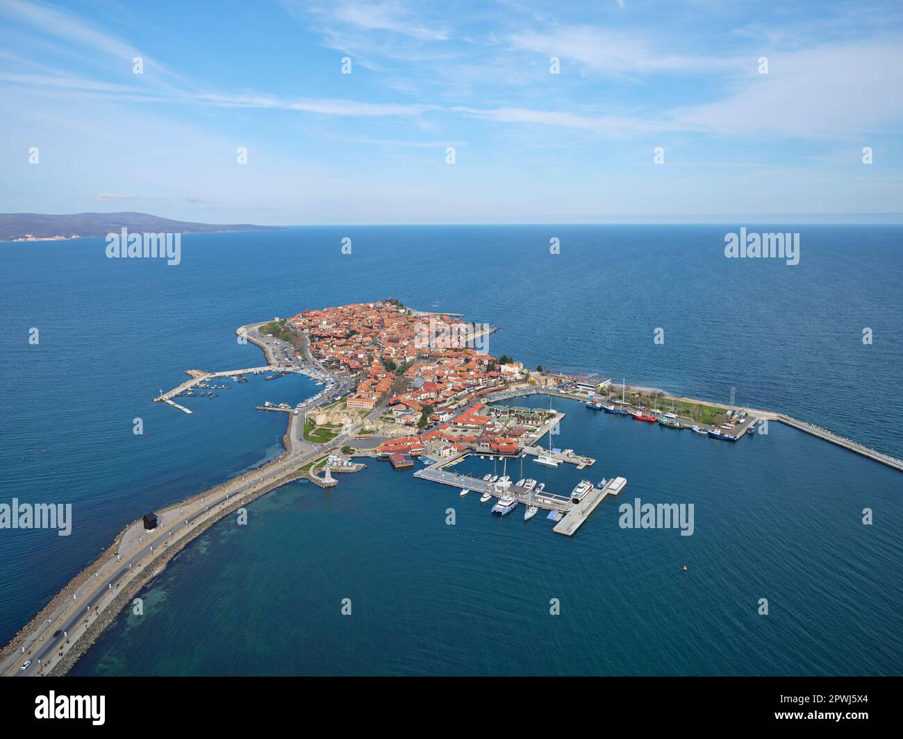 VISTA AEREA. Località storica e balneare di Nesebar (anche Nessebar) sulla riva occidentale del Mar Nero. Provincia di Burgas, Bulgaria. Foto Stock