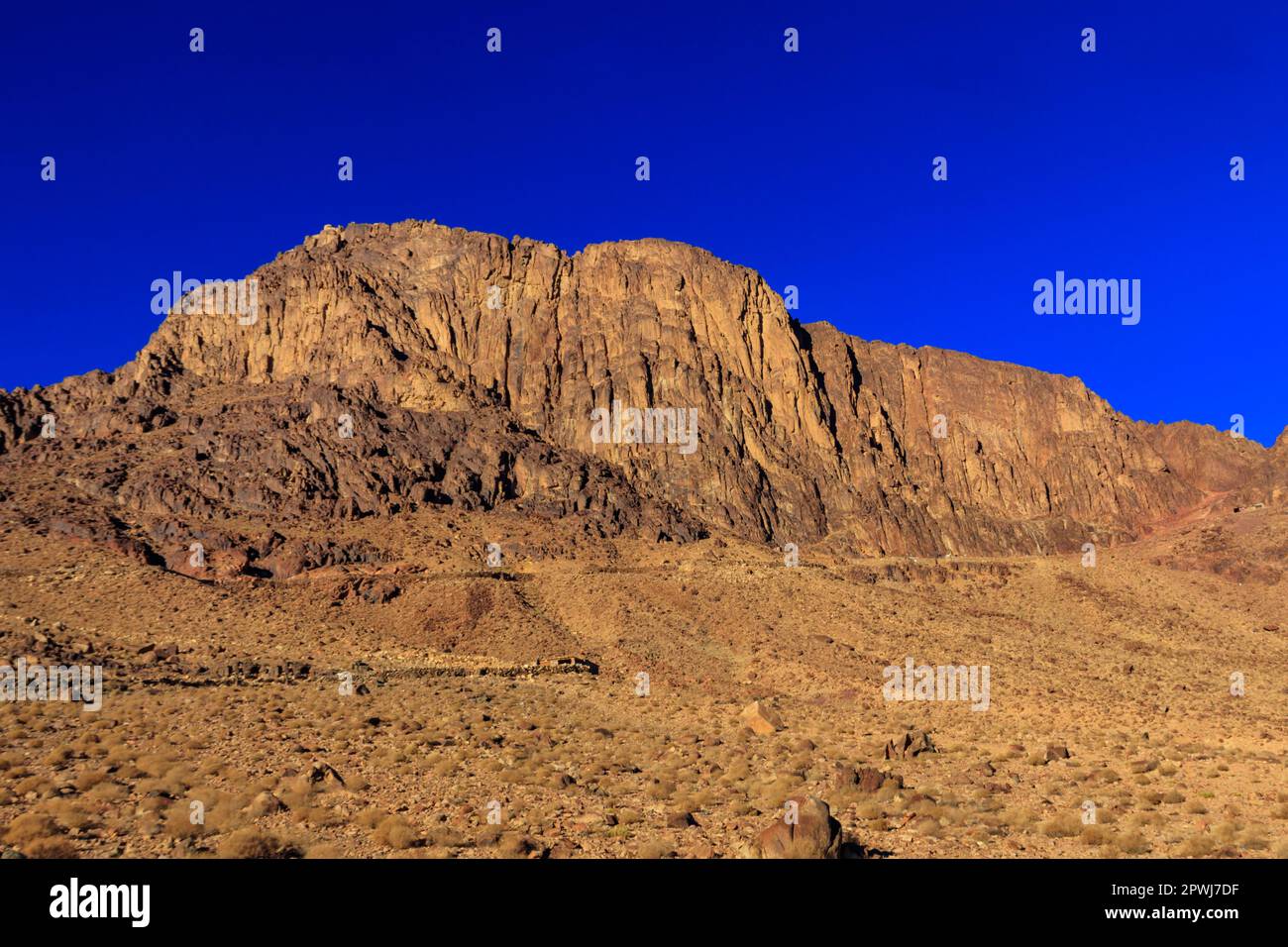 Vista delle montagne rocciose del Sinai e del deserto in Egitto Foto Stock