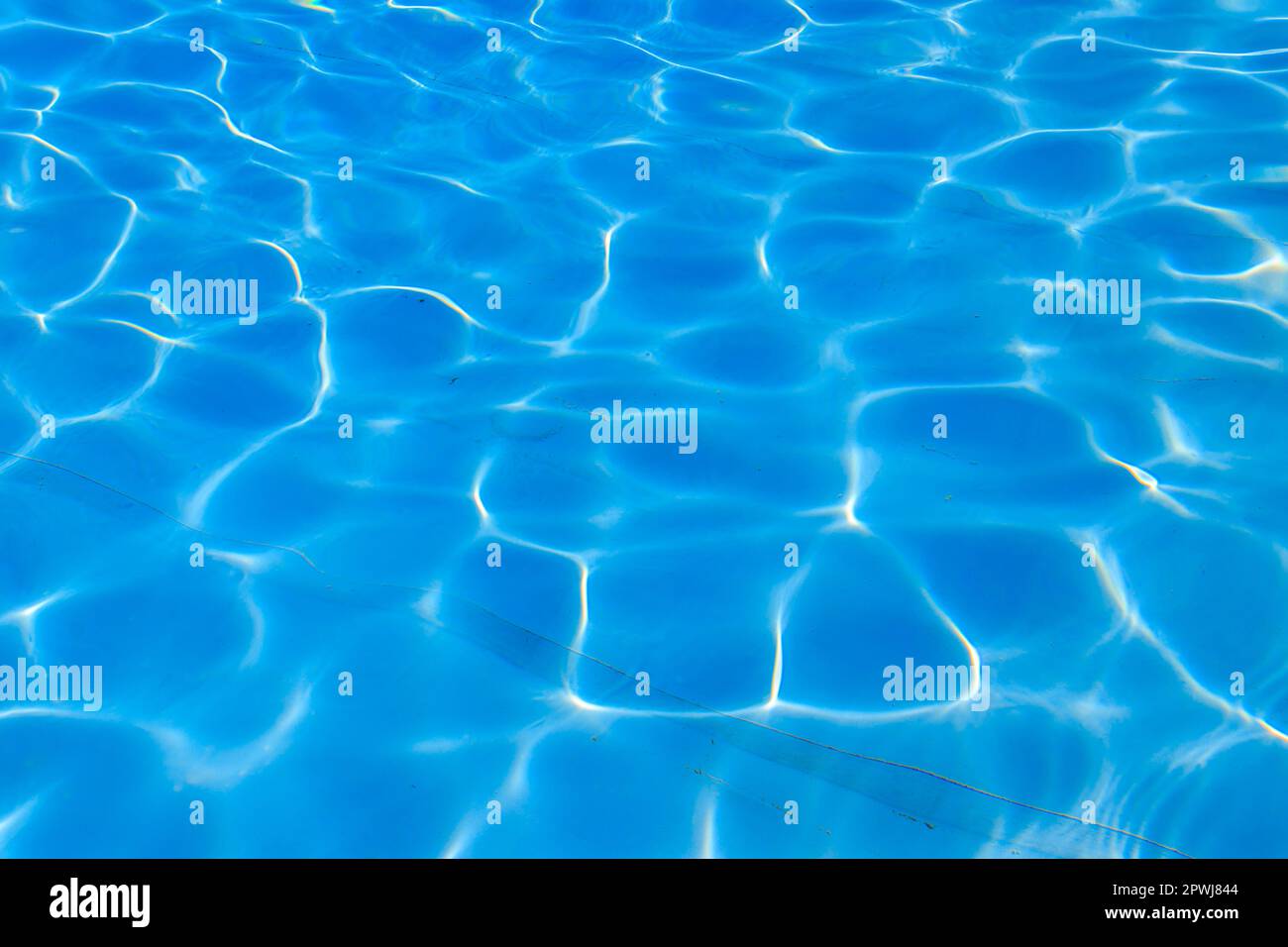 Consistenza dell'acqua in piscina per lo sfondo. Superficie della piscina blu Foto Stock