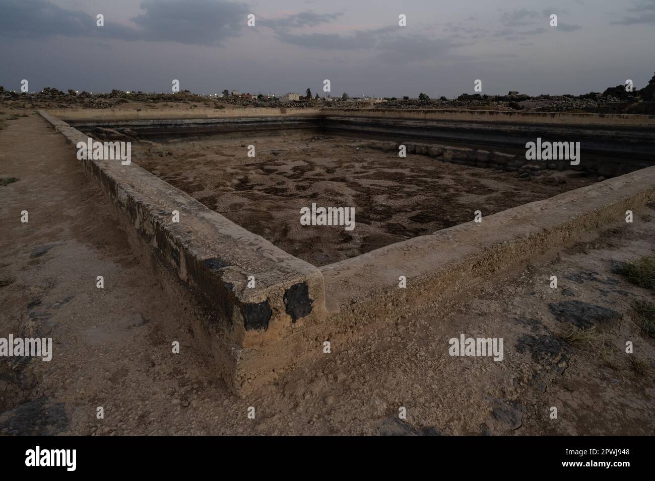 Umm El Jimal serbatoio d'acqua romano o bacino in Giordania in serata Foto Stock