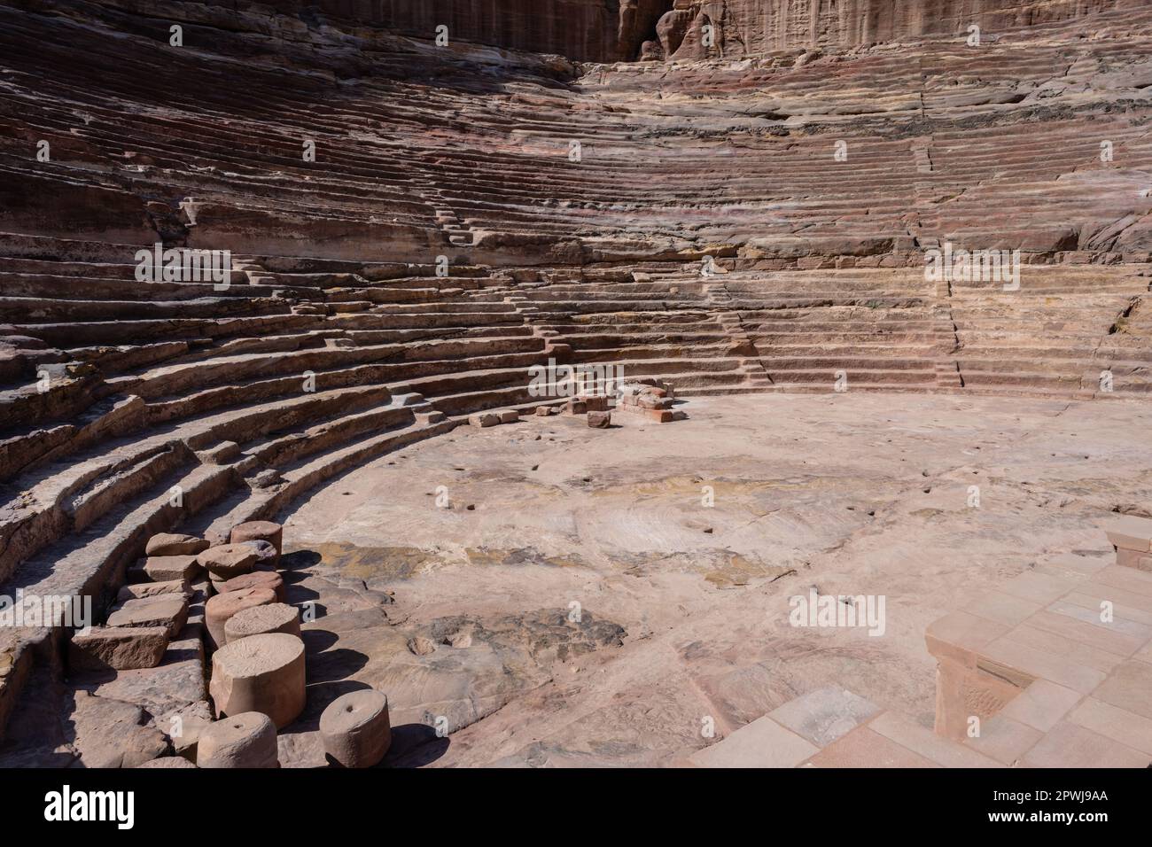 Petra Theater, un anfiteatro Nabateo rovina a Wadi Musa, Giordania zona soggiorno o stand Foto Stock