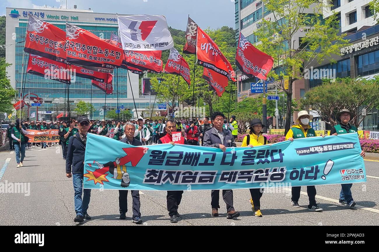 I colloqui sul salario minimo dell'anno prossimo, i lavoratori  sindacalizzati affiliati alla Confederazione coreana dei sindacati, hanno  una bandiera che dice: "Aumentare drasticamente il salario minimo", durante  un raduno a Wonju, la