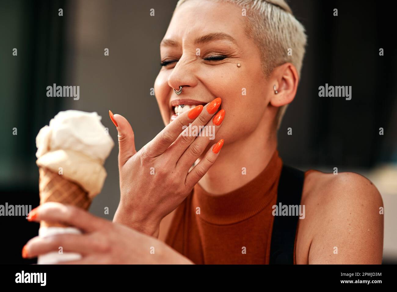 Ero appena troppo eccitato per il mio primo leccato. una giovane donna che gode di un cono gelato all'aperto Foto Stock