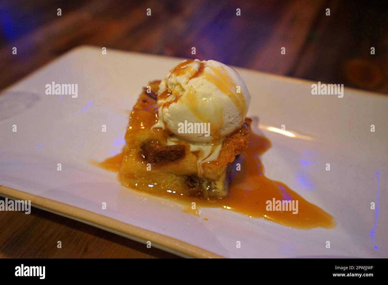 Primo piano Data torta di frutta di palma con gelato alla vaniglia Foto Stock