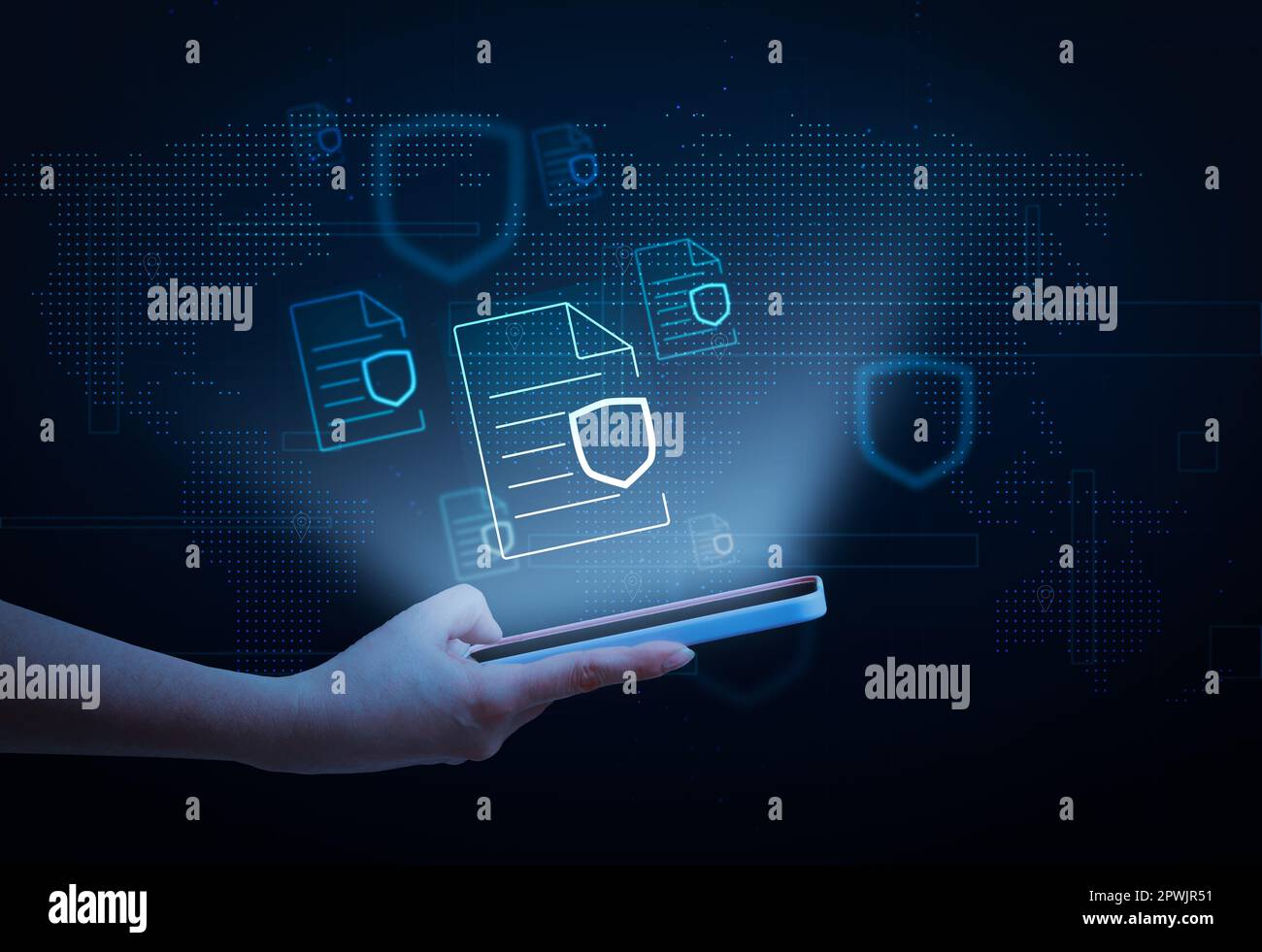 Smartphone, icone dei documenti con protezione dei dati personali Scambio sicuro di informazioni globali su Internet Foto Stock