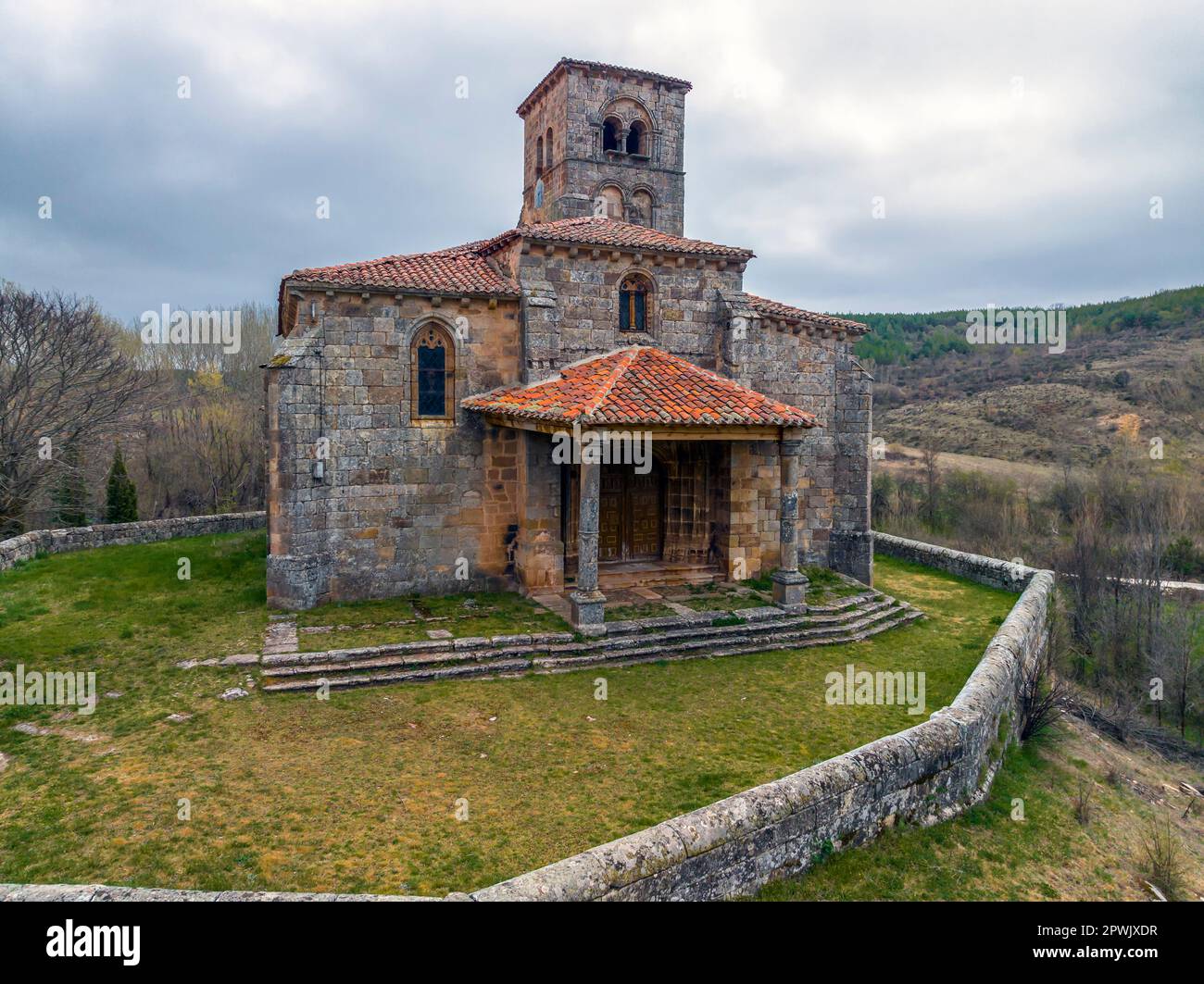 Chiesa di San Martin Obispo a Jaramillo Quemado, una bella città della Spagna appartenente alla provincia di Burgos Foto Stock