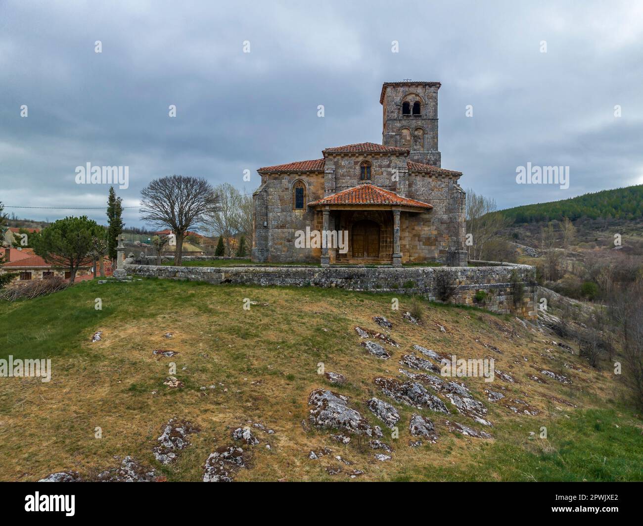 Chiesa di San Martin Obispo a Jaramillo Quemado, una bella città della Spagna appartenente alla provincia di Burgos Foto Stock