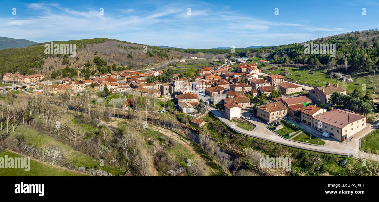 Veduta aerea panoramica di Molinos de Duero, una bellissima città della Spagna appartenente alla provincia di Soria Foto Stock