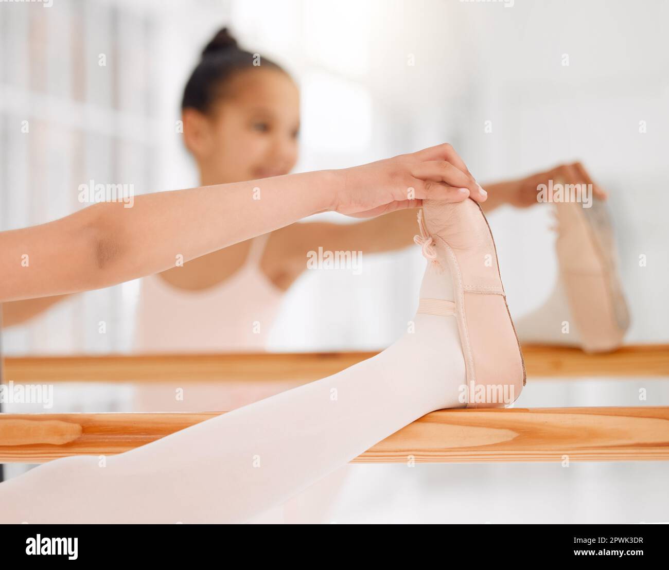 Un giorno non sia la migliore ballerina. Una bambina che pratica il  balletto in uno studio di danza Foto stock - Alamy