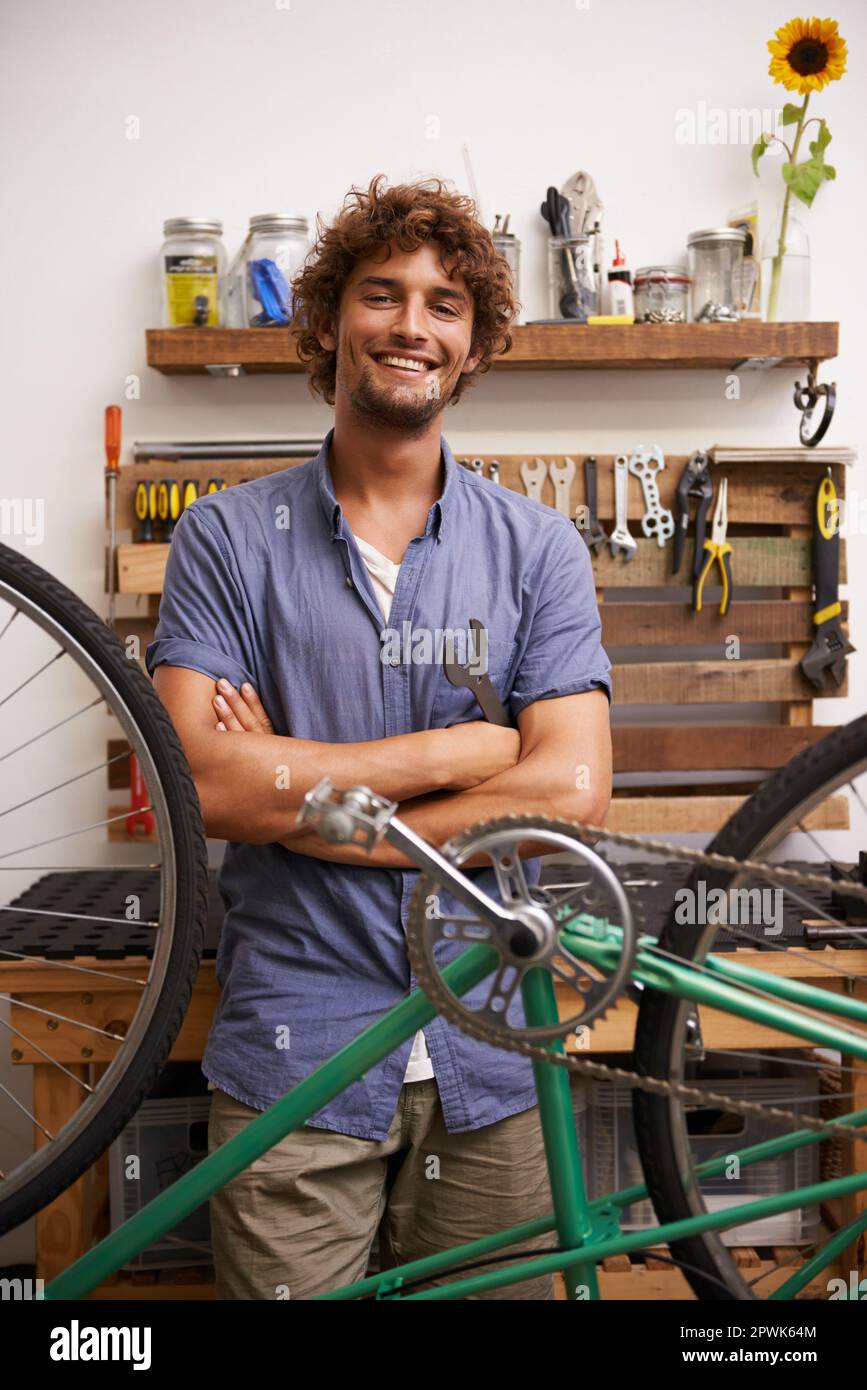 Risolvere le cose è quello che faccio meglio. un giovane e sicuro riparatore di biciclette Foto Stock