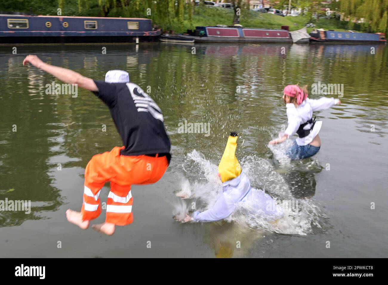 Jesus Green, Cambridge, 30 aprile 2023 gli studenti dell'Università di Cambridge si tuffano nel River Cam domenica pomeriggio al sole delle festività natalizie per l'annuale festa "Caesarian Sunday". I laureandi della prestigiosa istituzione hanno indossato un abito elegante per tutto il pomeriggio partecipando a giochi di bevute su Jesus Green. La tradizione, nota anche come 'C-Sunday' attrae migliaia di studenti poco prima che prendano parte agli esami. La polizia era presente per tenere sotto controllo gli accademici. Credito: Interrompi stampa Media/Alamy Live News Foto Stock