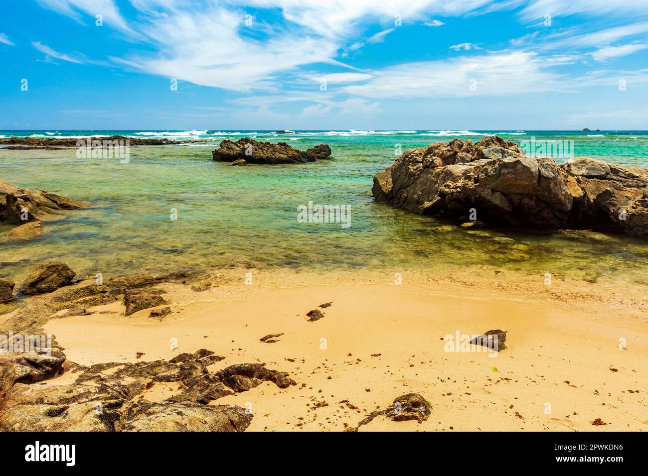 Spiaggia di Itapua a Salvador, Bahia con le rocce sopra la sabbia e di entrare nel mare Foto Stock