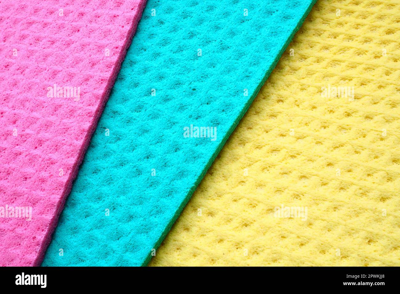 Un set di salviette per la pulizia, panni in microfibra o spugne per la cucina, tre panni multicolore. Spugne fibre spugnose motivo superficie chiudi- Foto Stock