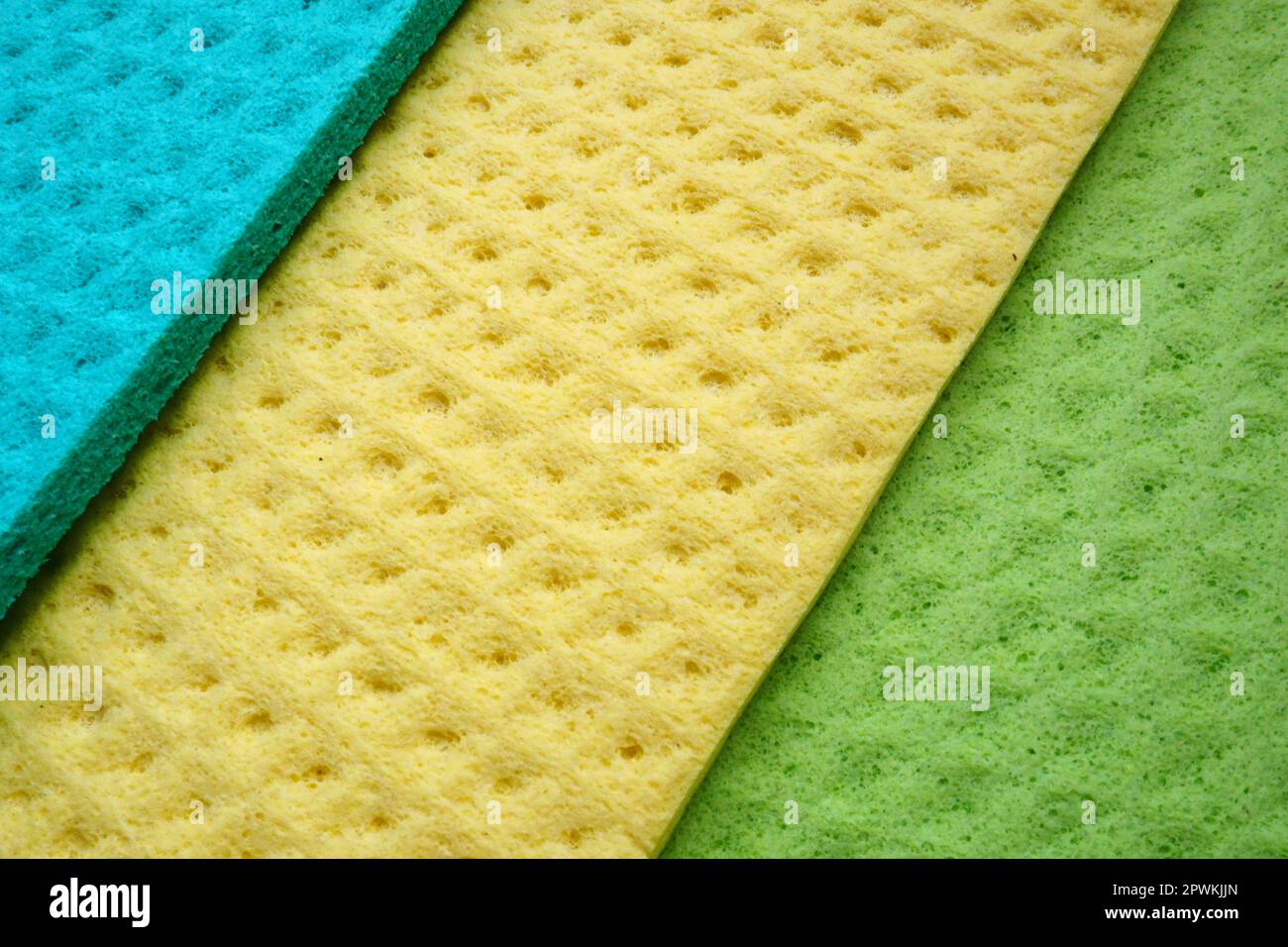 Un set di salviette per la pulizia, panni in microfibra o spugne per la cucina, tre panni multicolore. Spugne fibre spugnose motivo superficie chiudi- Foto Stock