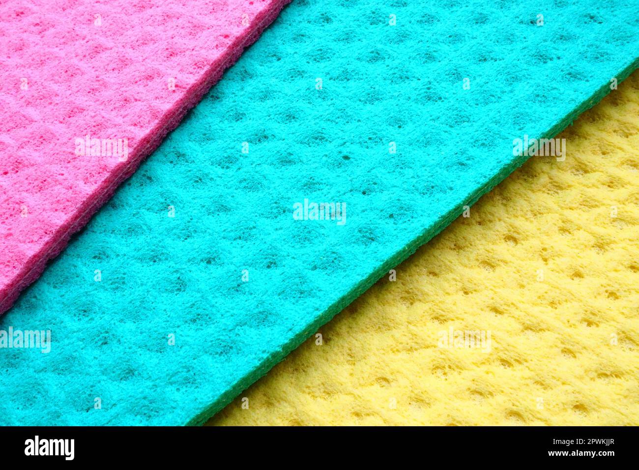 Un set di salviette per la pulizia, panni in microfibra o spugne per la cucina, tre panni multicolore. Spugne fibre spugnose motivo superficie chiudi- Foto Stock