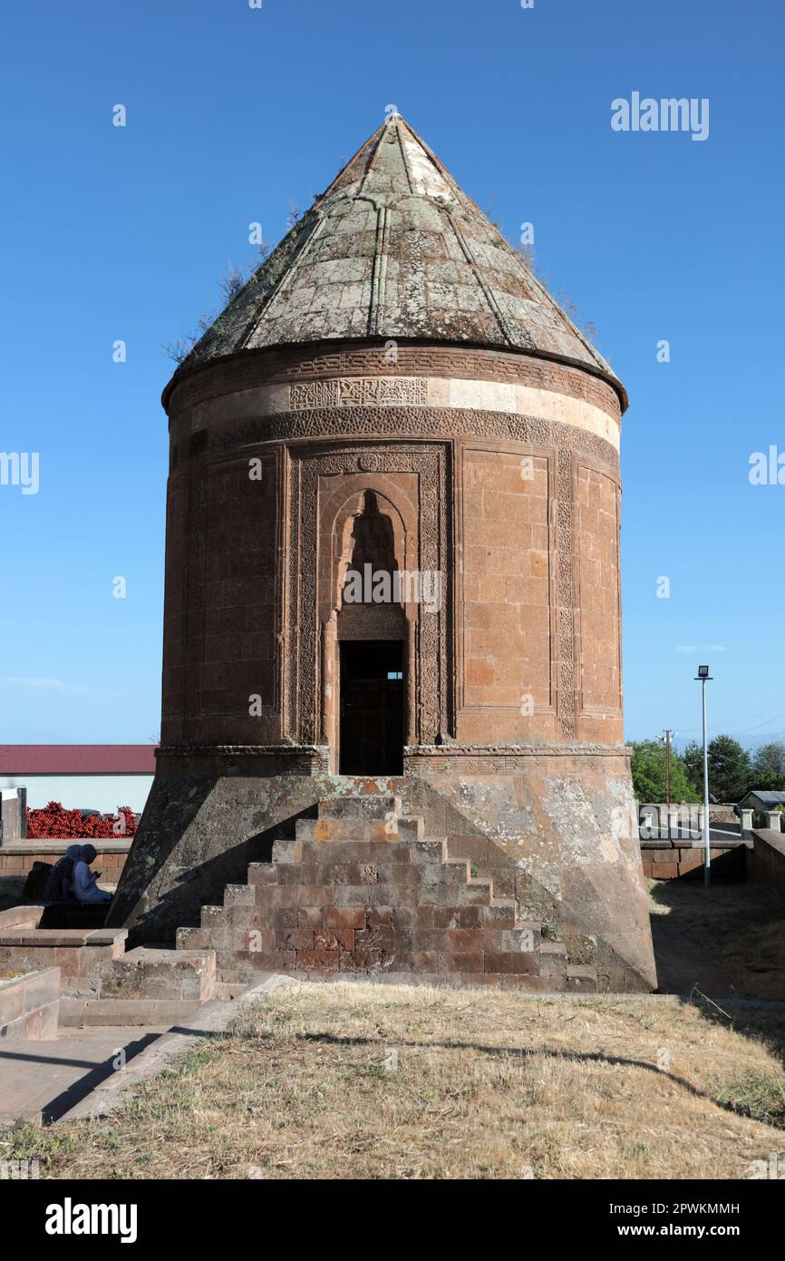 La tomba di Hüseyin Timur Esen Tekin è conosciuta anche come Double Vaults. La tomba si trova nel quartiere di Ahlat. Ahlat, Bitlis, Turchia. Foto Stock