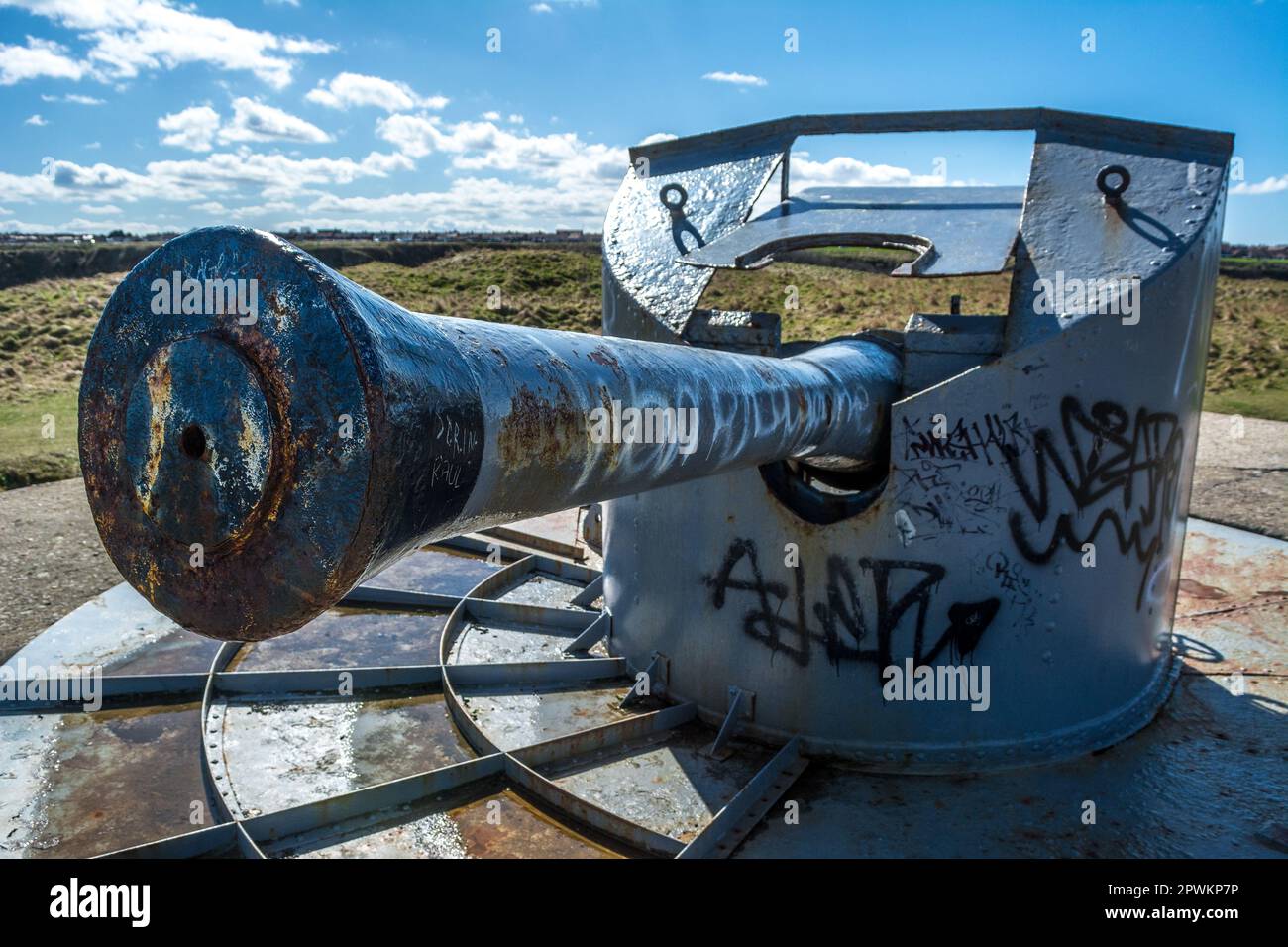 Pezzo di artiglieria costiera a Trow Point vicino a South Shields, Inghilterra nord-orientale. Foto Stock