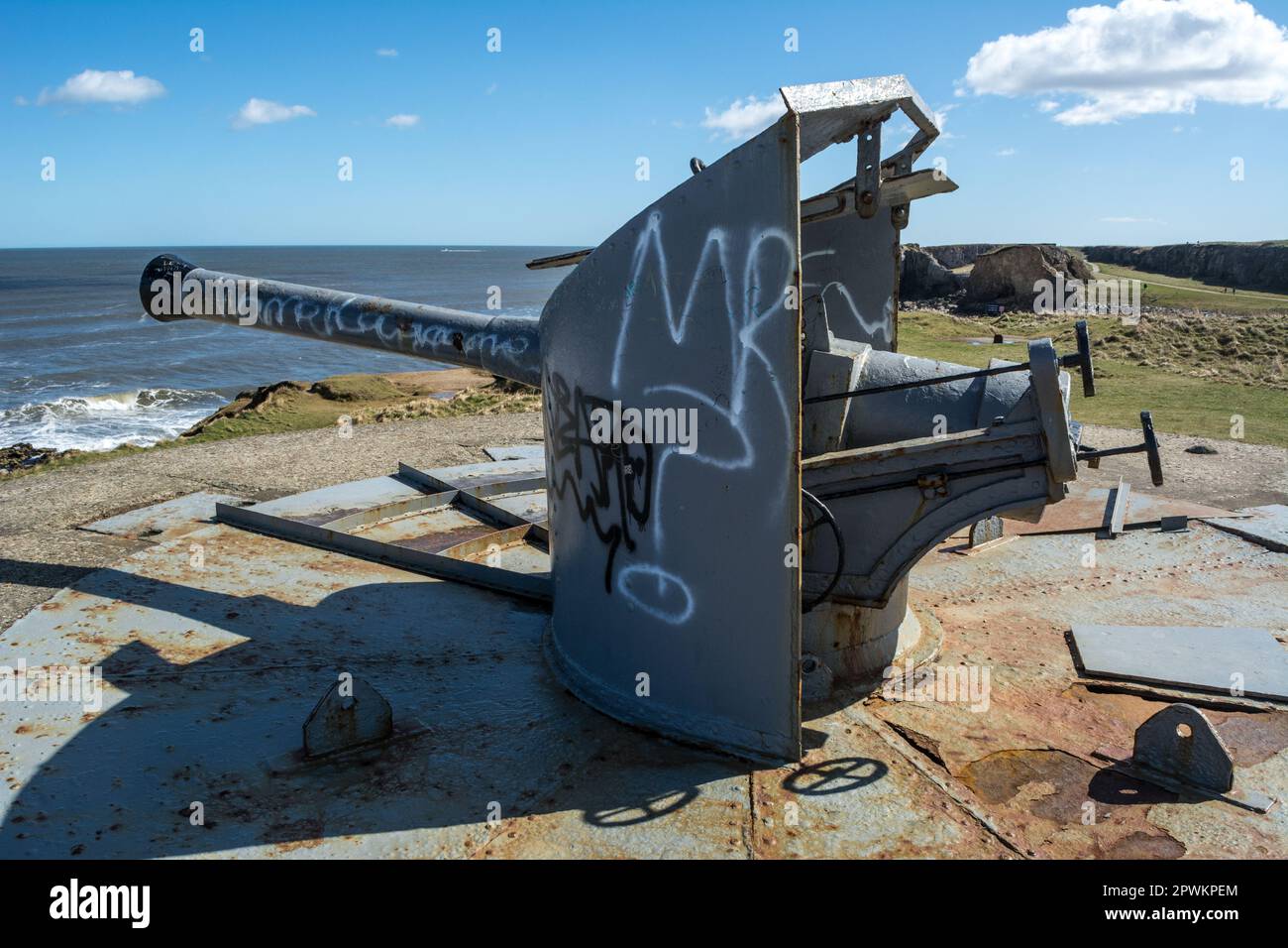 Pezzo di artiglieria costiera a Trow Point vicino a South Shields, Inghilterra nord-orientale. Foto Stock