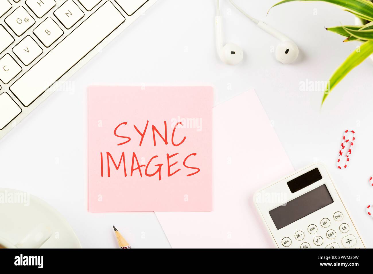 Firma scritta a mano Sincronizza immagini, Panoramica aziendale rendere le foto identiche in tutti i dispositivi accessibili ovunque Foto Stock