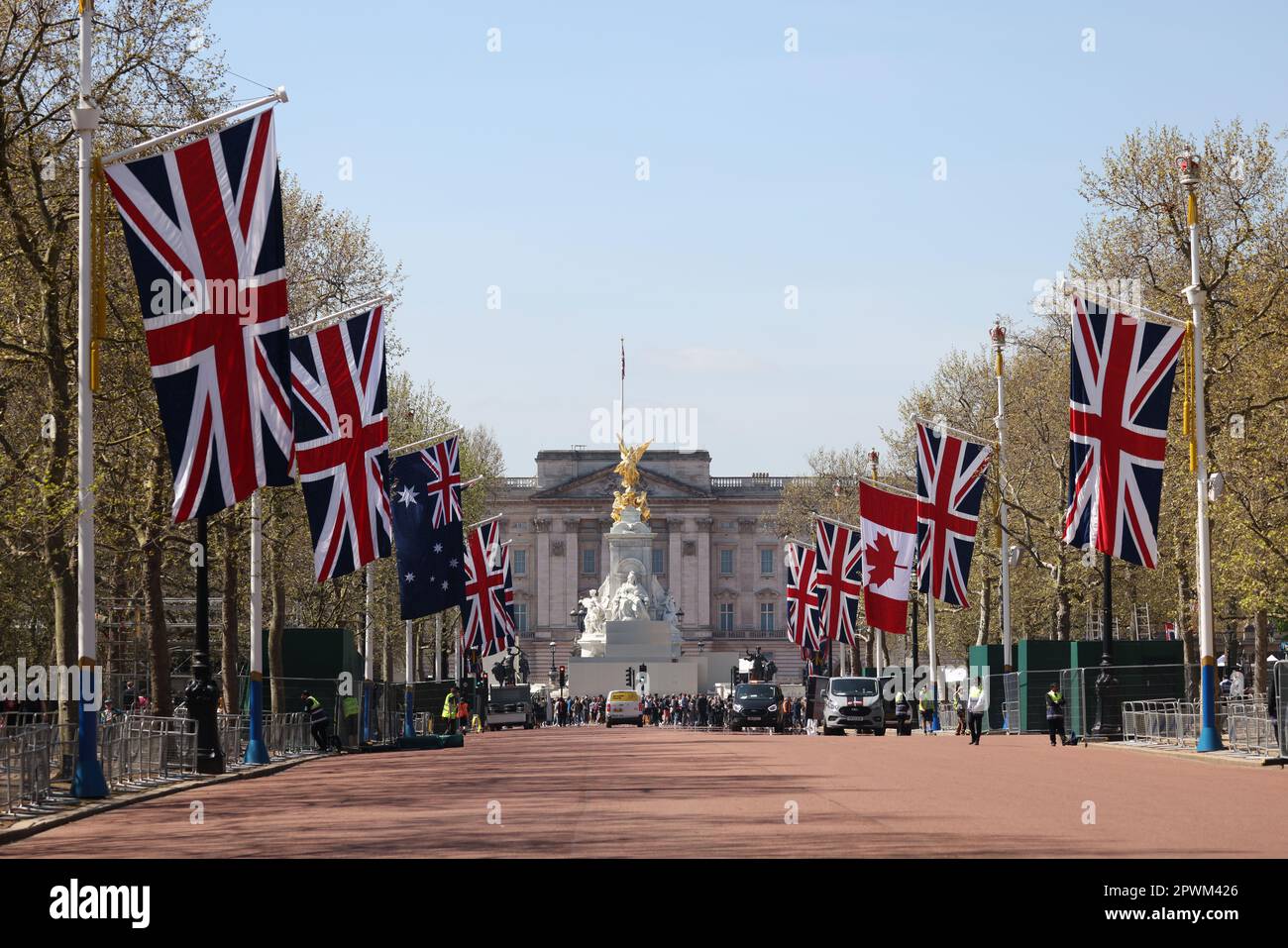 Londra, Regno Unito. 29th Apr, 2023. Sono in corso i preparativi per il Mall di Londra oggi (29th aprile), per l'incoronazione di Re Carlo III C'è solo una settimana da trascorrere fino a quando il re Carlo III non sarà incoronato all'Abbazia di Westminster, accanto a Camilla, la Regina Consort, il 6th maggio 2023. I reali torneranno quindi dall'Abbazia di Westminster, viaggiando lungo il Mall, prima di apparire sul balcone di Buckingham Palace. Credit: Paul Marriott/Alamy Live News Foto Stock