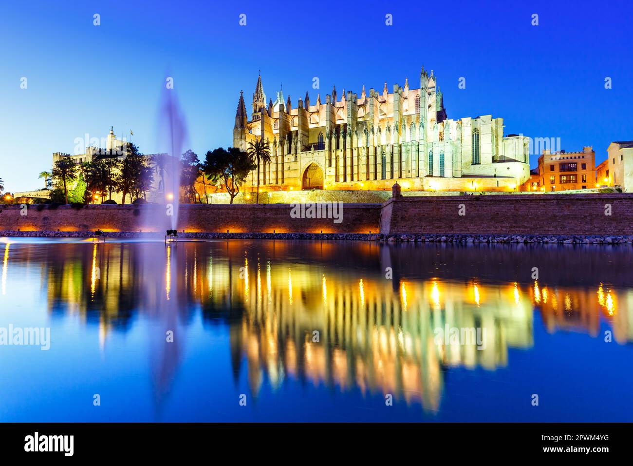 Cattedrale Catedral de Palma de Mallorca chiesa di Maiorca riflessione crepuscolo sera Spagna viaggio turismo Foto Stock