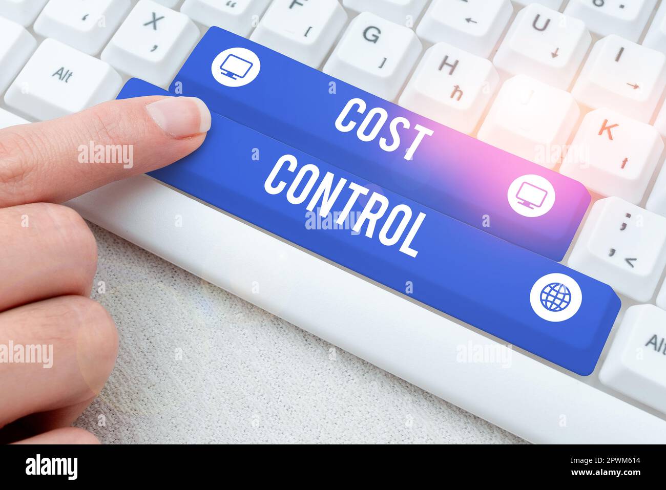 Testo scritto a mano controllo dei costi, pratica di presentazione aziendale per identificare e ridurre le spese aziendali Foto Stock