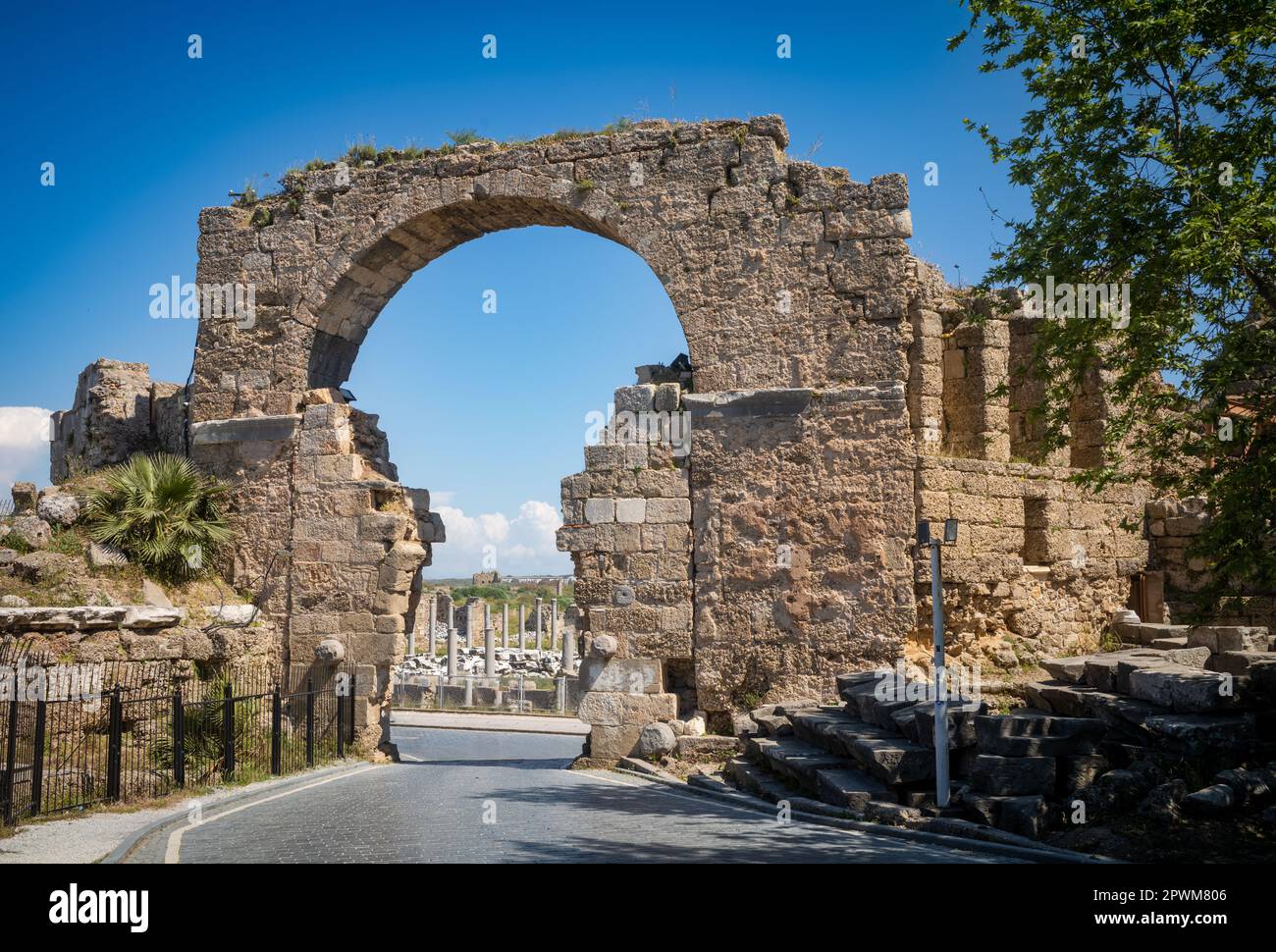 Una vista della porta Monumentale a lato, nella provincia di Antalya, Turchia (Turkiye). Fu costruita durante il regno dell'imperatore romano Vespasiano nel 1st Foto Stock