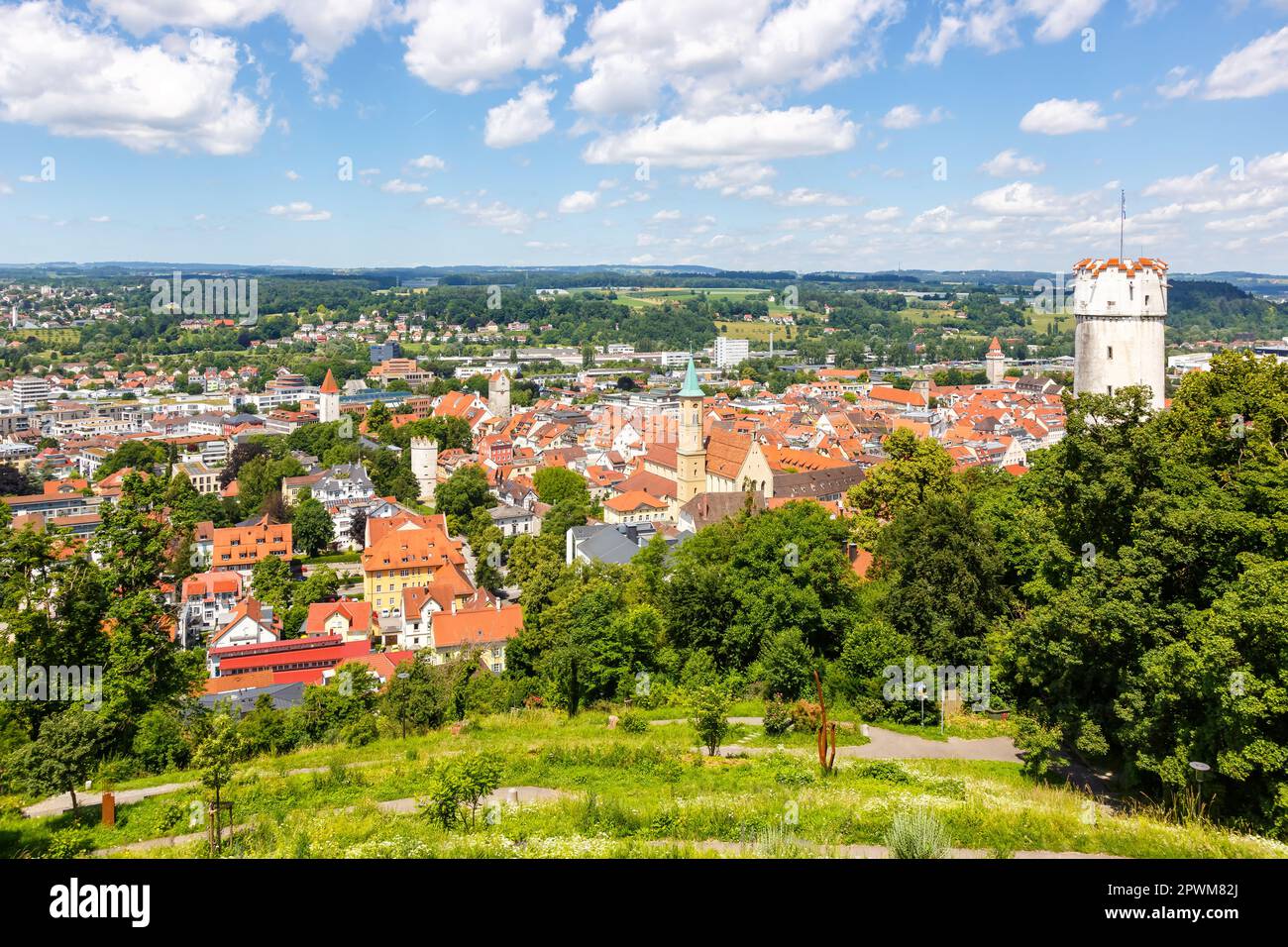 Vista della città di Ravensburg dall'alto con la torre Mehlsack Turm e la città vecchia in Germania Foto Stock