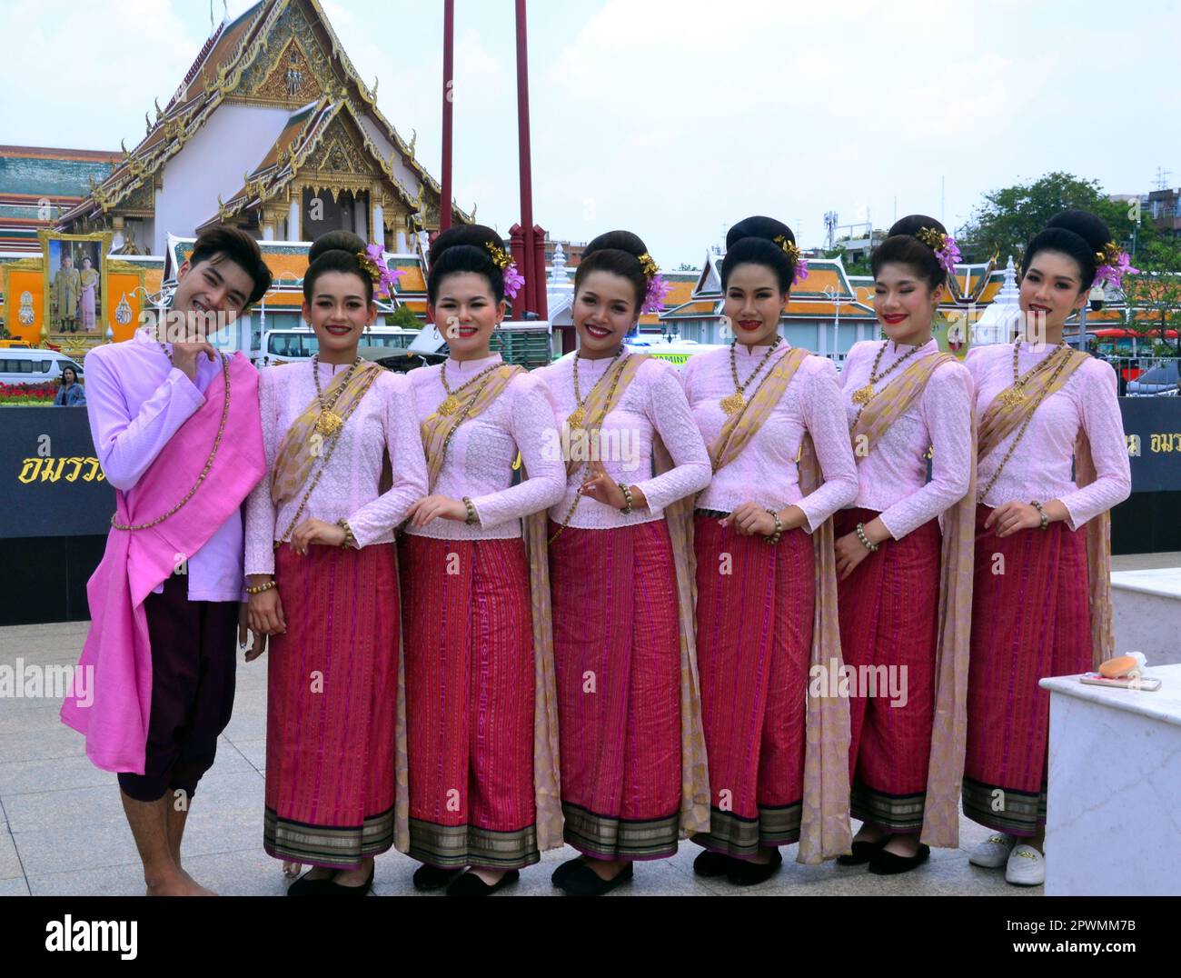 Giovane donna, e un maschio, ballerine in tradizionale abito thailandese che ballano e si esibiscono in questo evento. Festa del lavoro o Festa del lavoro o Festa del maggio, 1st maggio 2023, Bangkok, Thailandia. Questo viene celebrato ogni anno in Thailandia come Giornata Nazionale del lavoro ed è una festa pubblica. Foto Stock