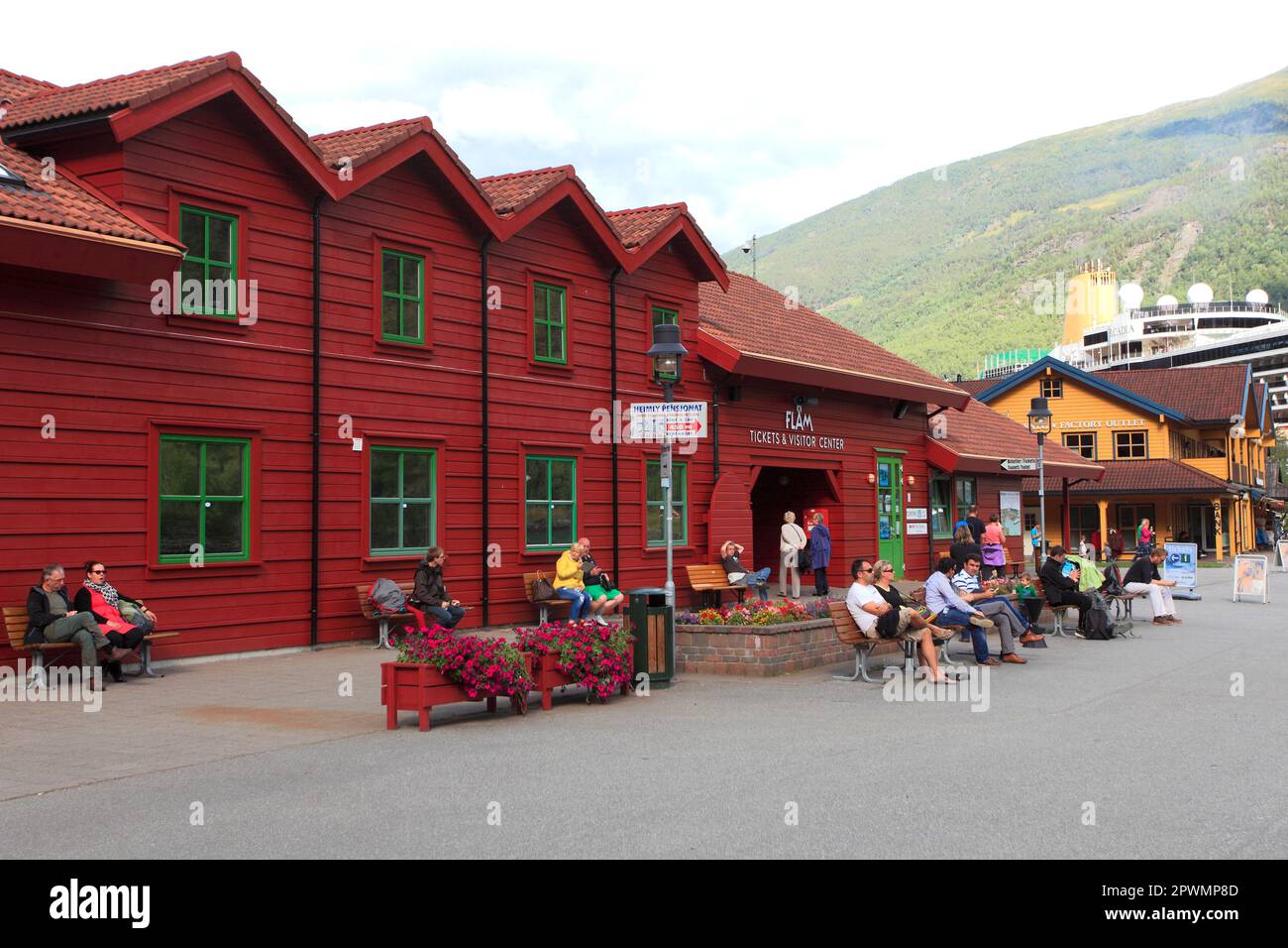 Vista della città di Flam, Aurlandsfjorden fiordo, Sogn og Fjordane regione della Norvegia, Scandinavia, Europa. Foto Stock