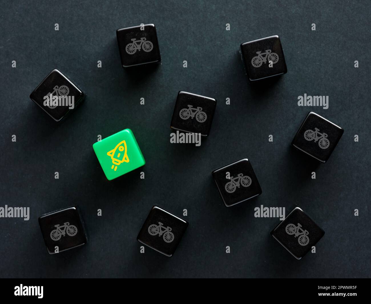 Avvio rapido e di successo dell'azienda. Spedizione o consegna rapida. Trasporto più veloce. Simboli della nave razzo e della bicicletta su cubi neri. Foto Stock