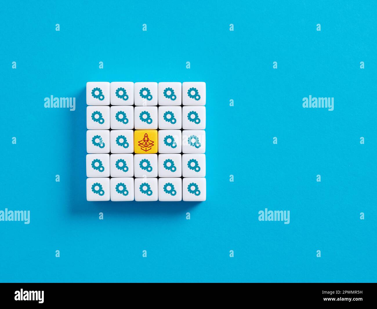 Processo di sviluppo, lancio e produzione dei prodotti. Avvio di un'azienda o di un nuovo prodotto. Simboli di Rocketship e produzione su cubi. Foto Stock