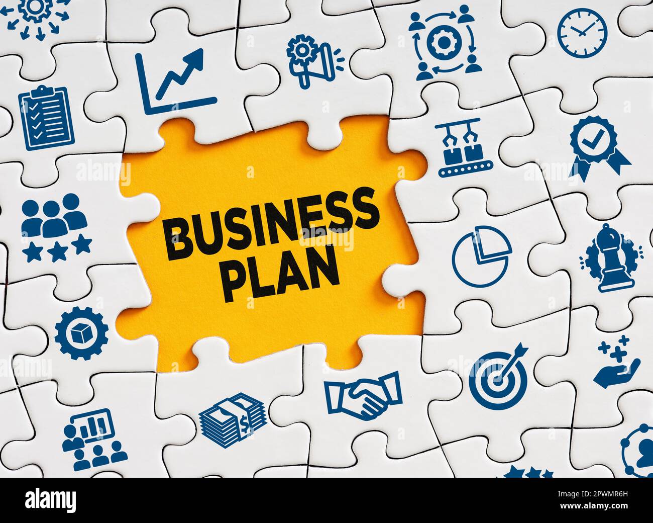 Business planning e successo. Il programma di affari di parola in un pezzo mancante del puzzle con i simboli di affari. Foto Stock