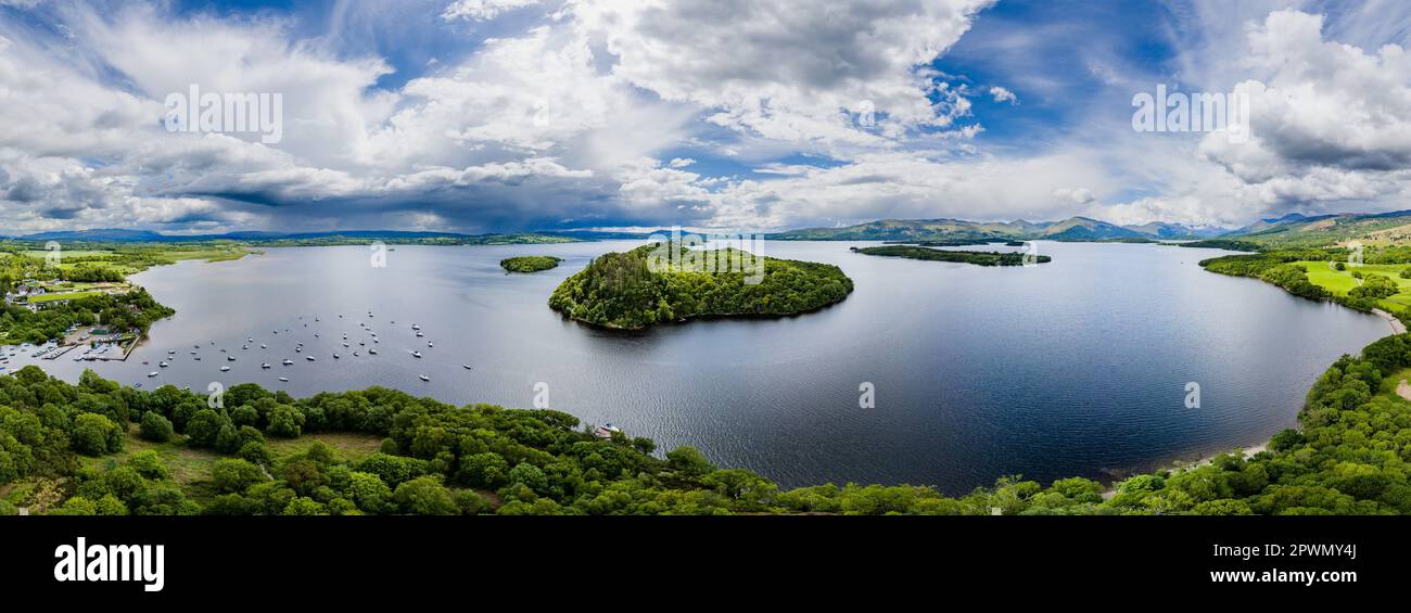 Veduta aerea panoramica delle isole sul Loch Lomond in Scozia Foto Stock