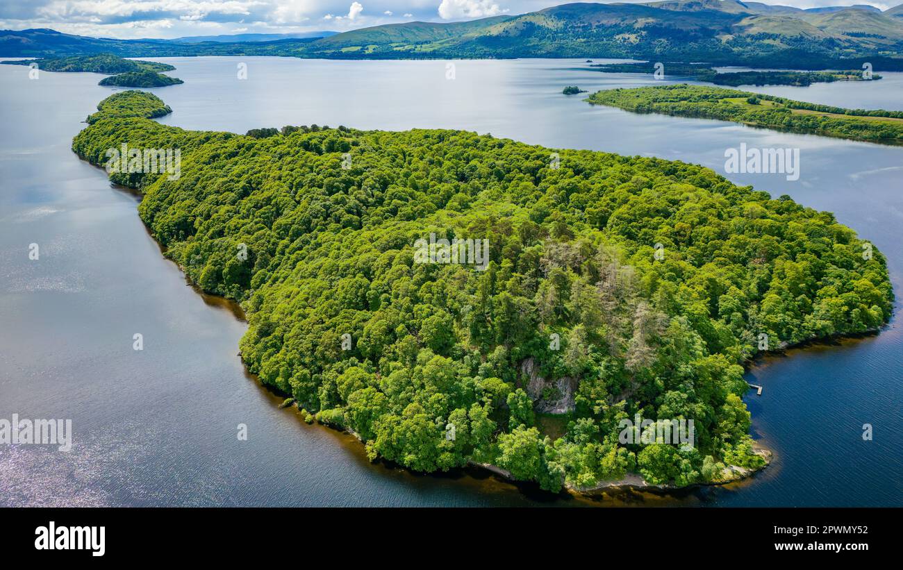 Vista da droni di piccole isole sul Loch Lomond (Highlands, Scozia) Foto Stock