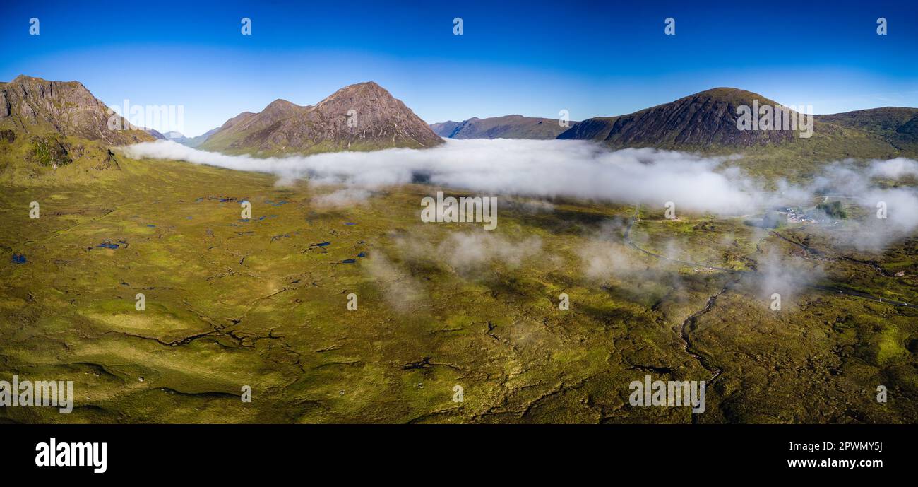 Bassa nebbia e suggestivo panorama aereo delle montagne (Glencoe, Scozia) Foto Stock