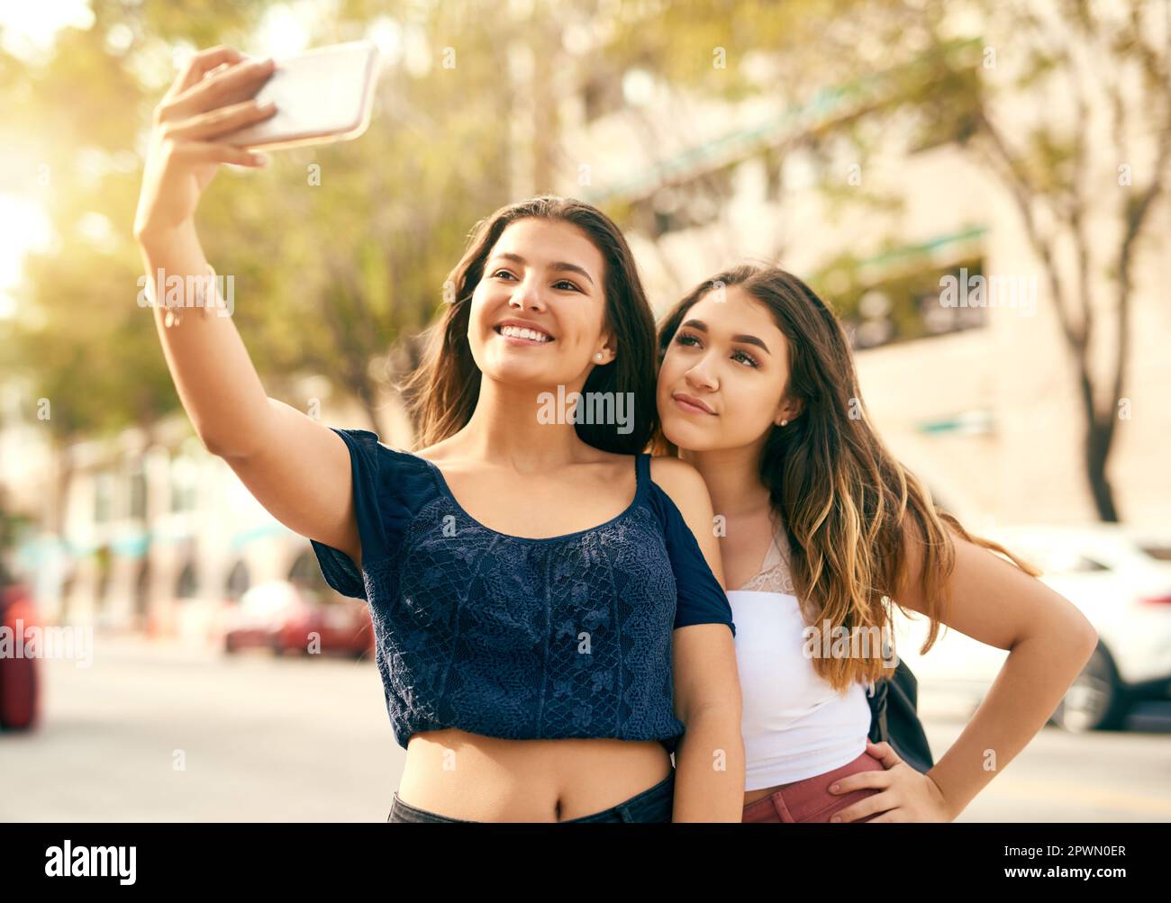 Selfie a ricordare questo giorno con il mio bestie. due migliori amici che prendono un selfie in città Foto Stock