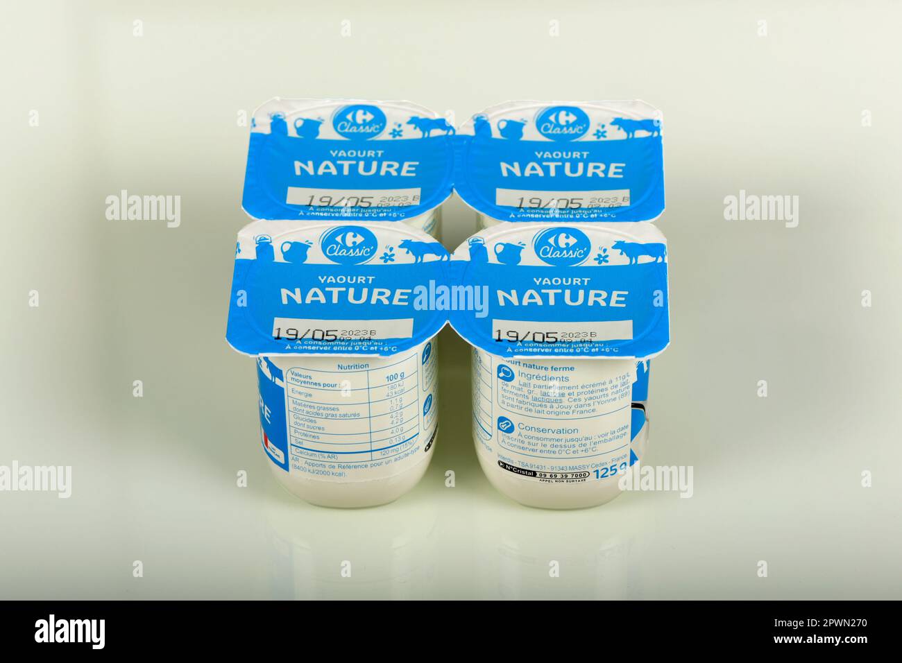 Melun - Francia - aprile 2023: Vista sullo yogurt di marca Carrefour Foto Stock