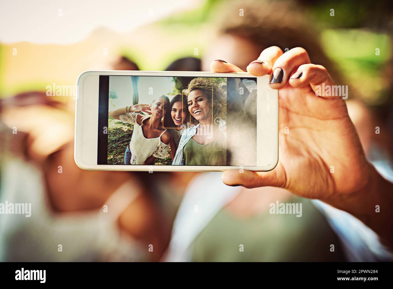 La nostra amicizia è da custodire per la vita. un gruppo di amici che prendono un selfie insieme all'aperto Foto Stock