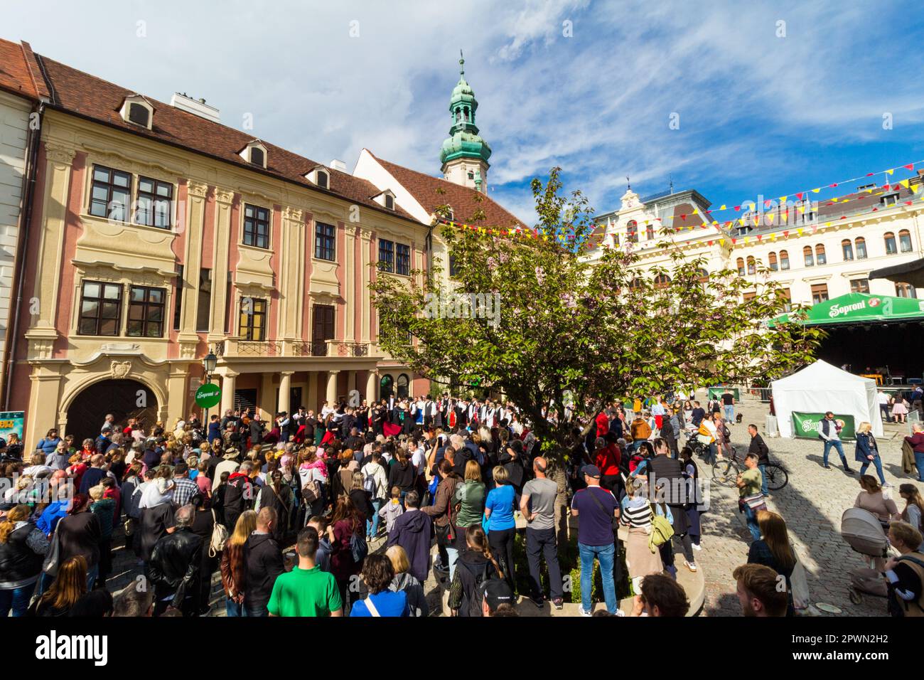 SopronFest Festival 2023 a Fo ter, Pendelyes Folk Dance Group con Fajkusz banda (banda musicale) circondata da gente, Sopron, Ungheria Foto Stock