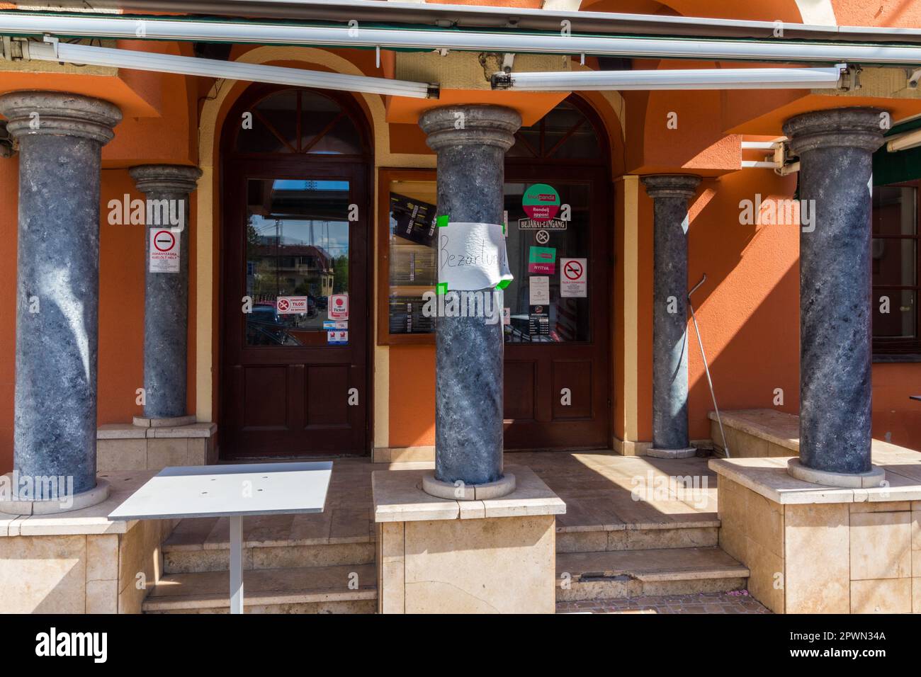 Ristorante con scritta a mano 'Bezartunk' (chiuso). Molti ristoranti sono chiusi per mancanza di lavoratori. Sopron, Ungheria Foto Stock