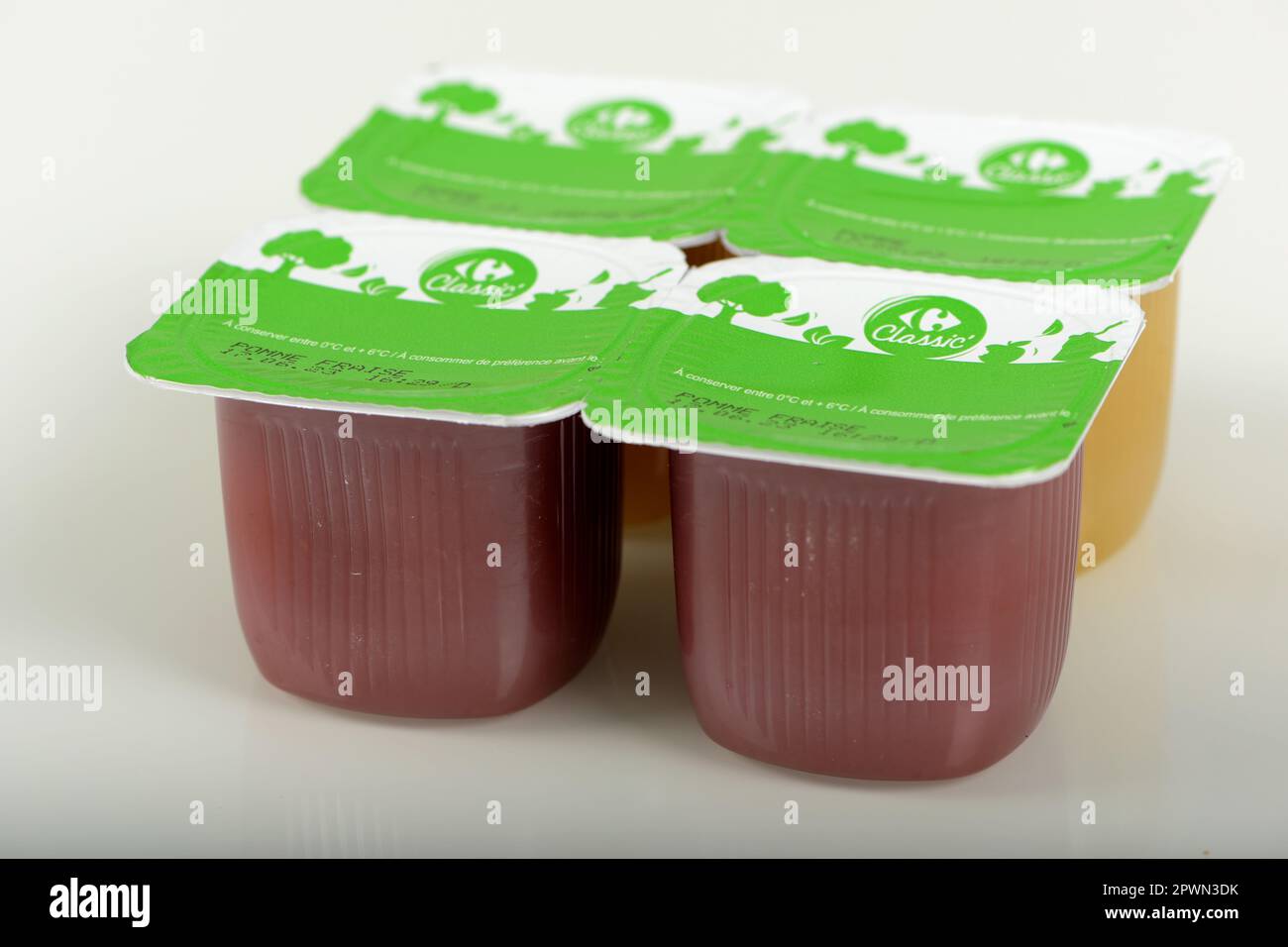Melun - Francia - aprile 2023: Vista sulla compote Carrefour private label Foto Stock