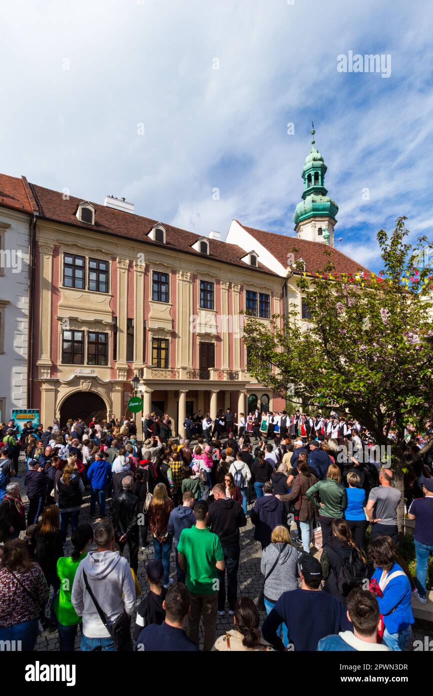 SopronFest Festival 2023 a Fo ter, Pendelyes Folk Dance Group con Fajkusz banda (banda musicale) circondata da gente, Sopron, Ungheria Foto Stock