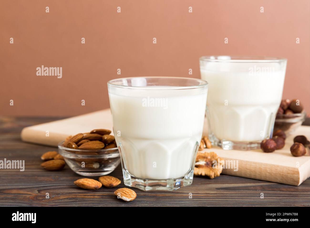 Set o raccolta di vari latte vegano mandorla, anacardi, su sfondo tavolo. Latte vegetale vegano e ingredienti, vista dall'alto. Foto Stock