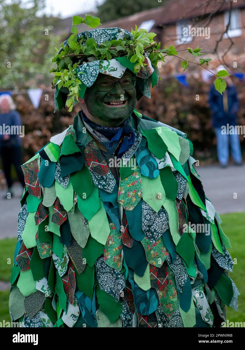 Aldbury Village, Regno Unito 1st maggio 2023. L'uomo verde, una figura tradizionale in Dancing.Have Morris mai stato ad un pub chiamato l'uomo verde? Si tratta di un uomo verde, l'uomo verde risale all'epoca medievale ed è stato "la figura centrale nelle celebrazioni del giorno di maggio in tutta l'Europa centrale e settentrionale". Come l'uomo verde è anche raffigurato con ghiande e foglie di biancospino è stato considerato un simbolo di fertilità e rinascita, che rappresenta il ciclo di nuova crescita che si verifica ogni primavera. Sue Thatcher/Alamy Live News Foto Stock