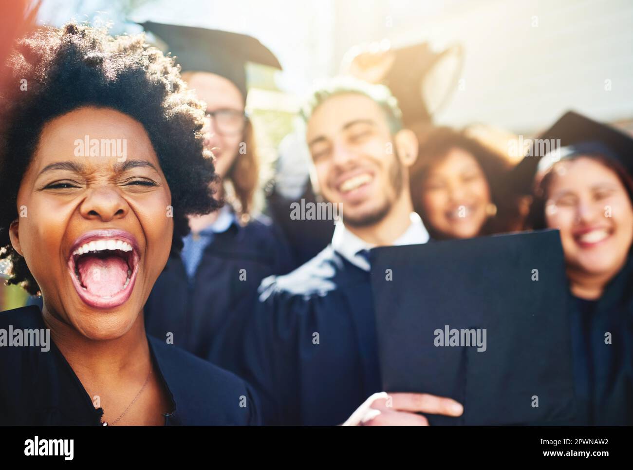 Non possiamo esprimere la nostra felicità abbastanza. un gruppo di studenti che prendono insieme un selfie Foto Stock