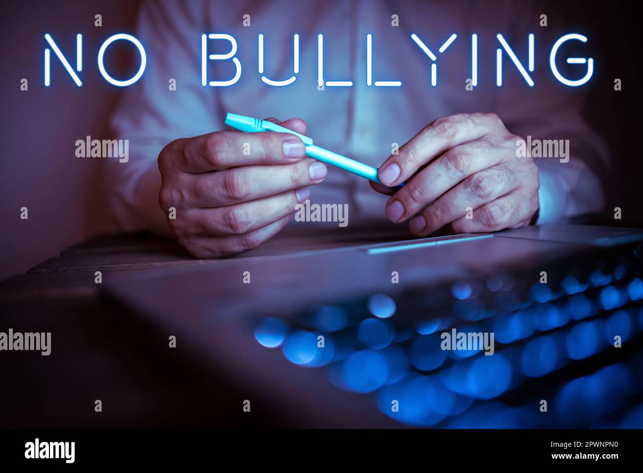 Scrittura visualizzazione del testo Nessun bullismo, concetto Internet fermare il comportamento aggressivo tra i bambini squilibrio di potenza Foto Stock