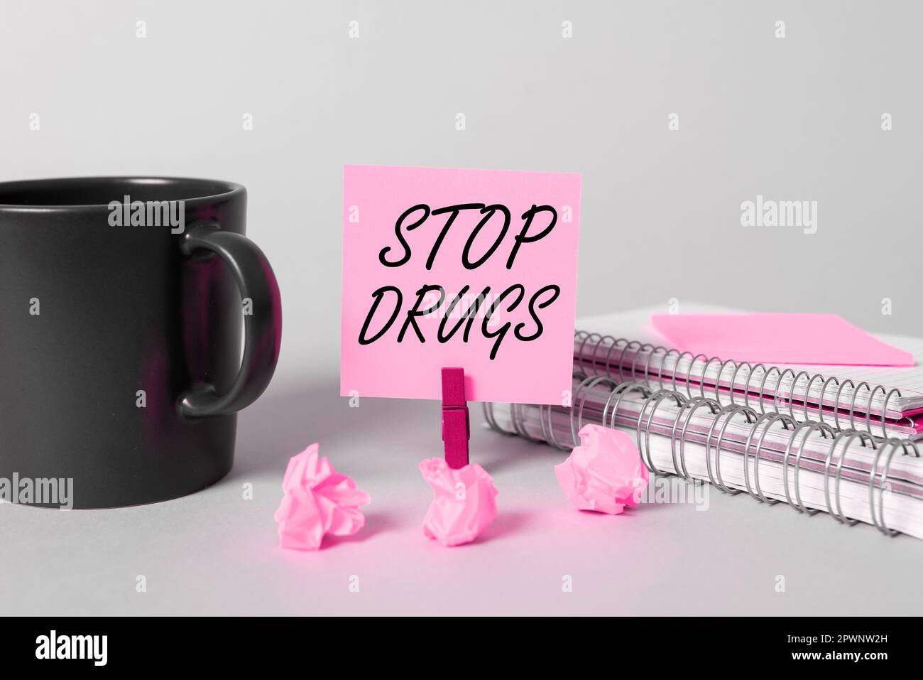 Segno che mostra Stop Drugs, Business idea porre fine alla dipendenza da sostanze come eroina o cocaina Foto Stock