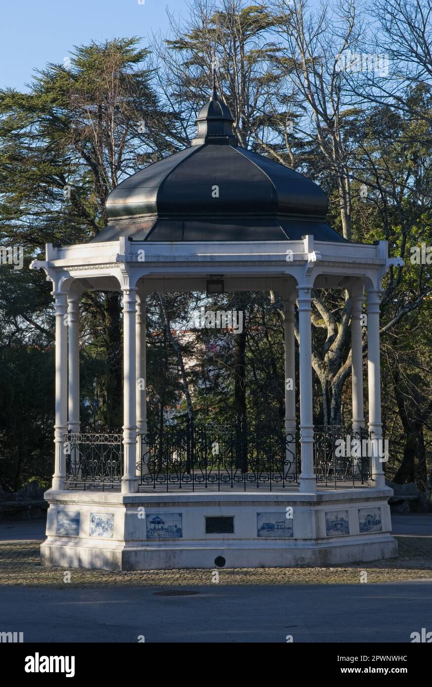 Oliveira de Azemeis, Portogallo - 20 marzo 2023: Parque de la Salette include verde e laghi dove è possibile andare in barca intorno alla cappella del nostro Lad Foto Stock