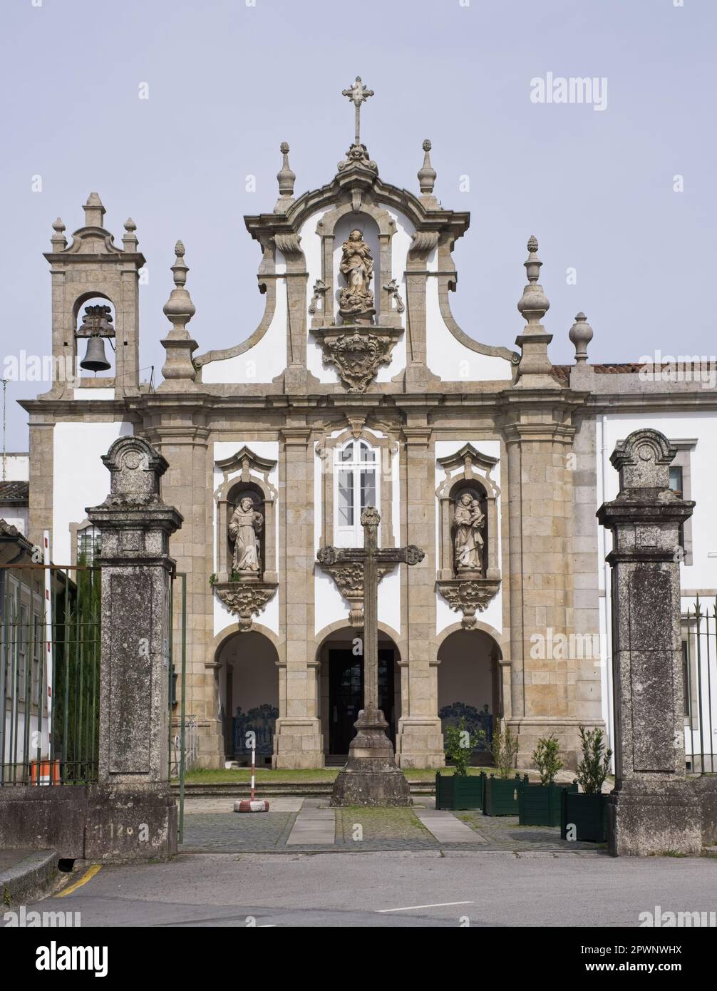 Guimaraes, Portogallo - 19 marzo 2023: Il Convento di Santo Antonio dos Capuchos è stato creato da Santa Casa da Misericordia de Guimaraes nel 2008. Soleggiato Foto Stock